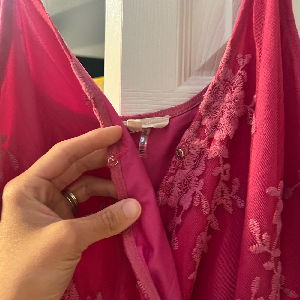 Short and sassy magenta embroidered romper - Picture 4 of 5